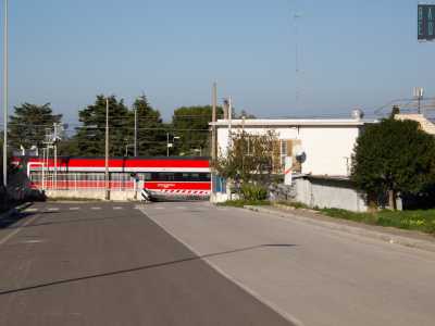 ...e prima di raggiungere la ferrovia, segnata dalla presenza di un passaggio a livello...